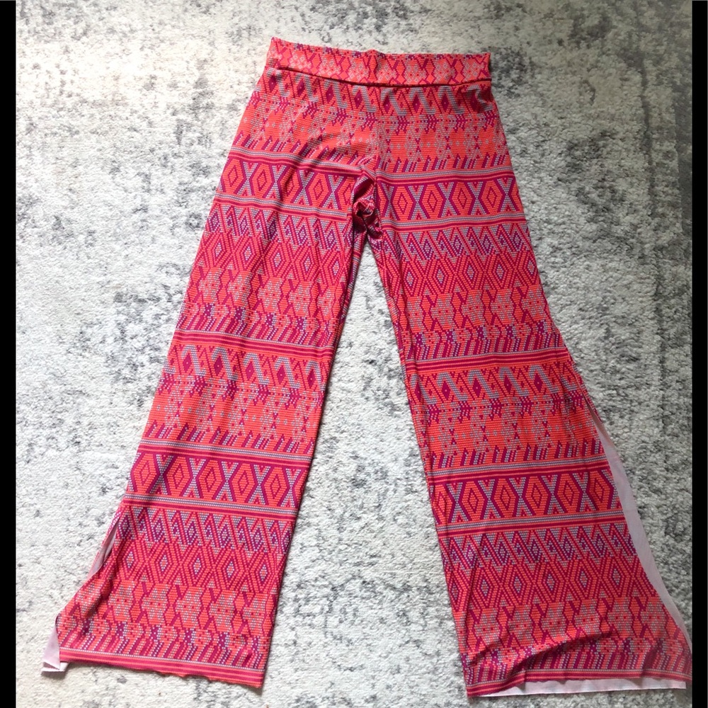 Onzie S/M wide leg pants with slits on the side